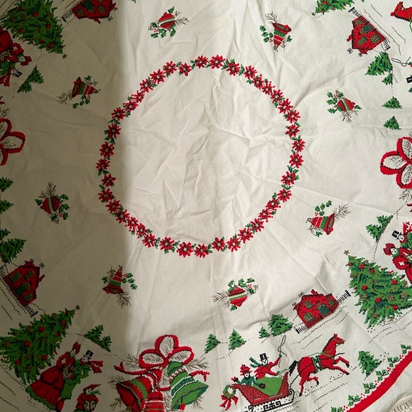 VTG Cotton Round Christmas tablecloth with fringe. No stains or tears. - Picture 7 of 9